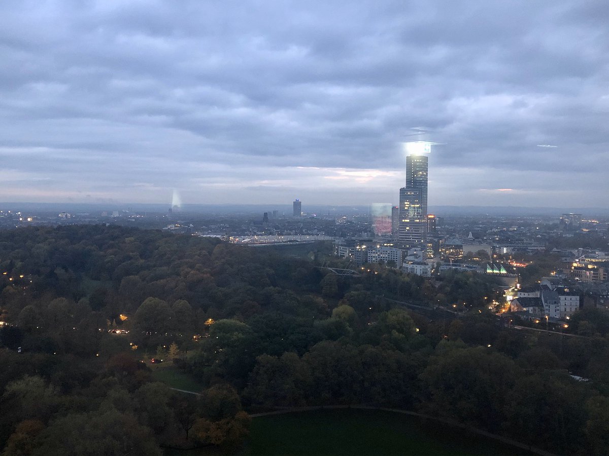 Heute gibt es eine Runde Storytelling über der Kölner Skyline 😃 geht definitiv schlechter ☺️ #storytelling #Detecon #telekom #Koeln