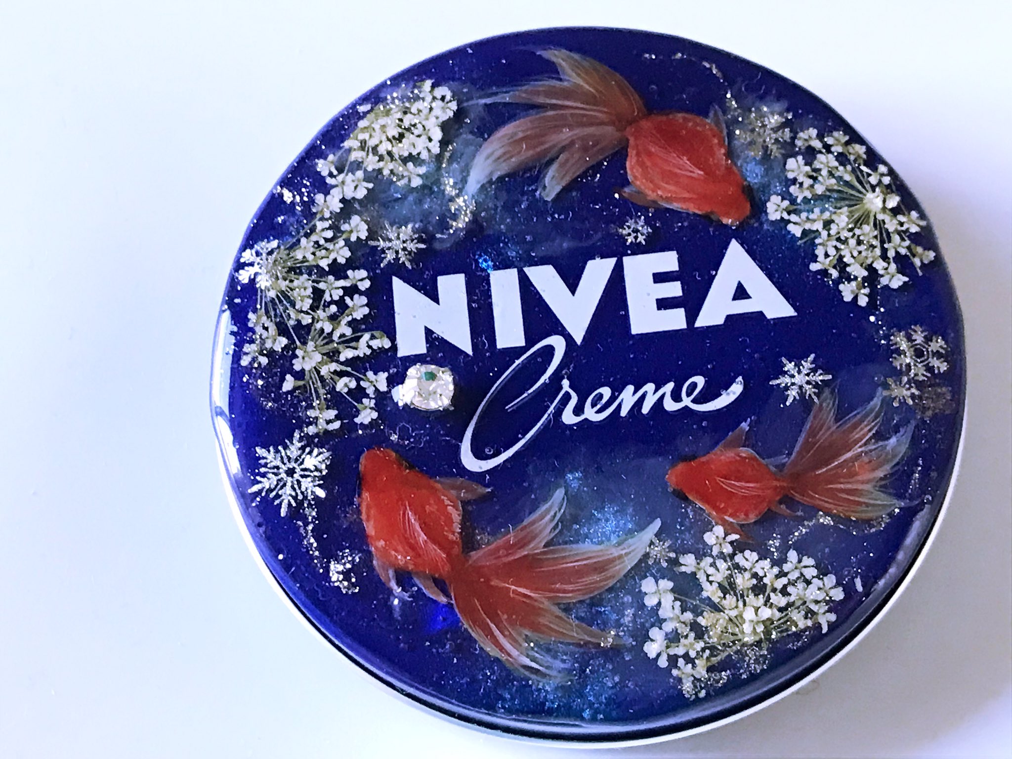 تويتر ラベンダー 金魚museum プレ企画抽選終了 على تويتر Nivea Minneコラボ企画のデコ缶 作ってみました 家では金魚の水換えはお父さん ごはんは息子と私の担当 家族みんなかわいい金魚にメロメロです いつも癒しをくれる金魚を想って 仲良く泳ぐ親子
