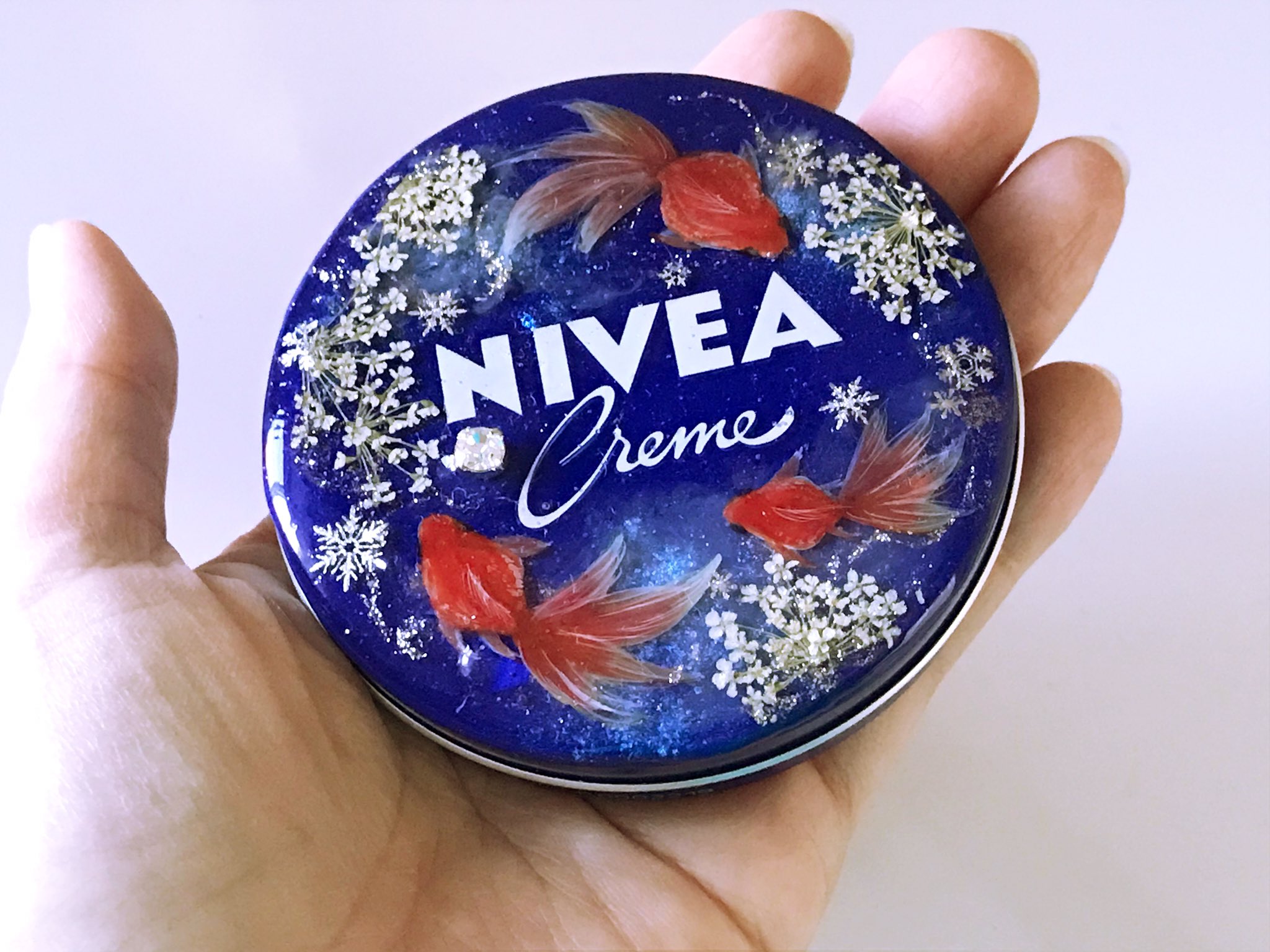 تويتر ラベンダー 金魚museum プレ企画抽選終了 على تويتر Nivea Minneコラボ企画のデコ缶 作ってみました 家では金魚の水換えはお父さん ごはんは息子と私の担当 家族みんなかわいい金魚にメロメロです いつも癒しをくれる金魚を想って 仲良く泳ぐ親子