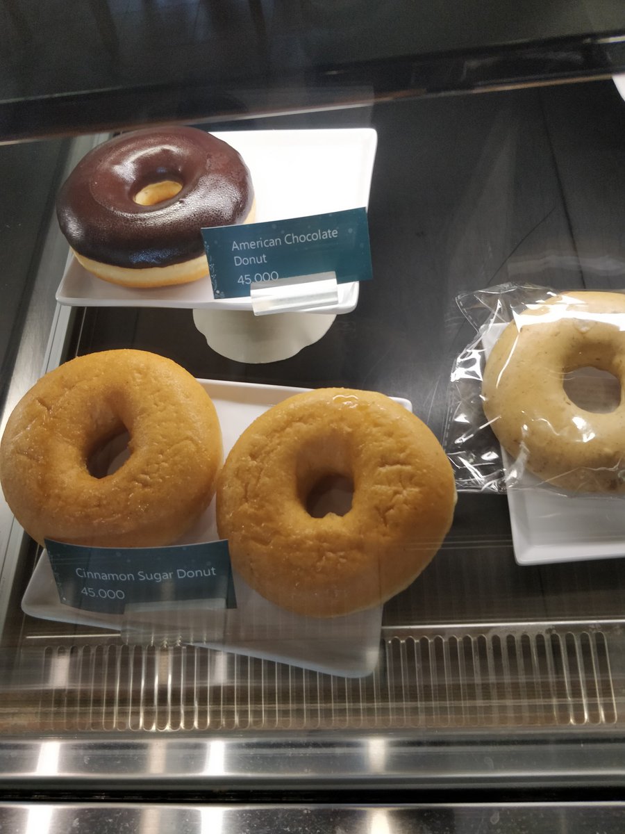 RealDaveSeibert's tweet photo. To an American, an American chocolate donut is just a chocolate donut.

To a dog, dog food is just food.

These are some of my #incrediblethoughts. #Incrediblemind. https://t.co/rDtzLM8vpM