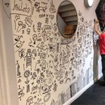 とにかく絵を描くのが好きな少年にレストランのオーナーから、壁に絵を書く仕事が来た!