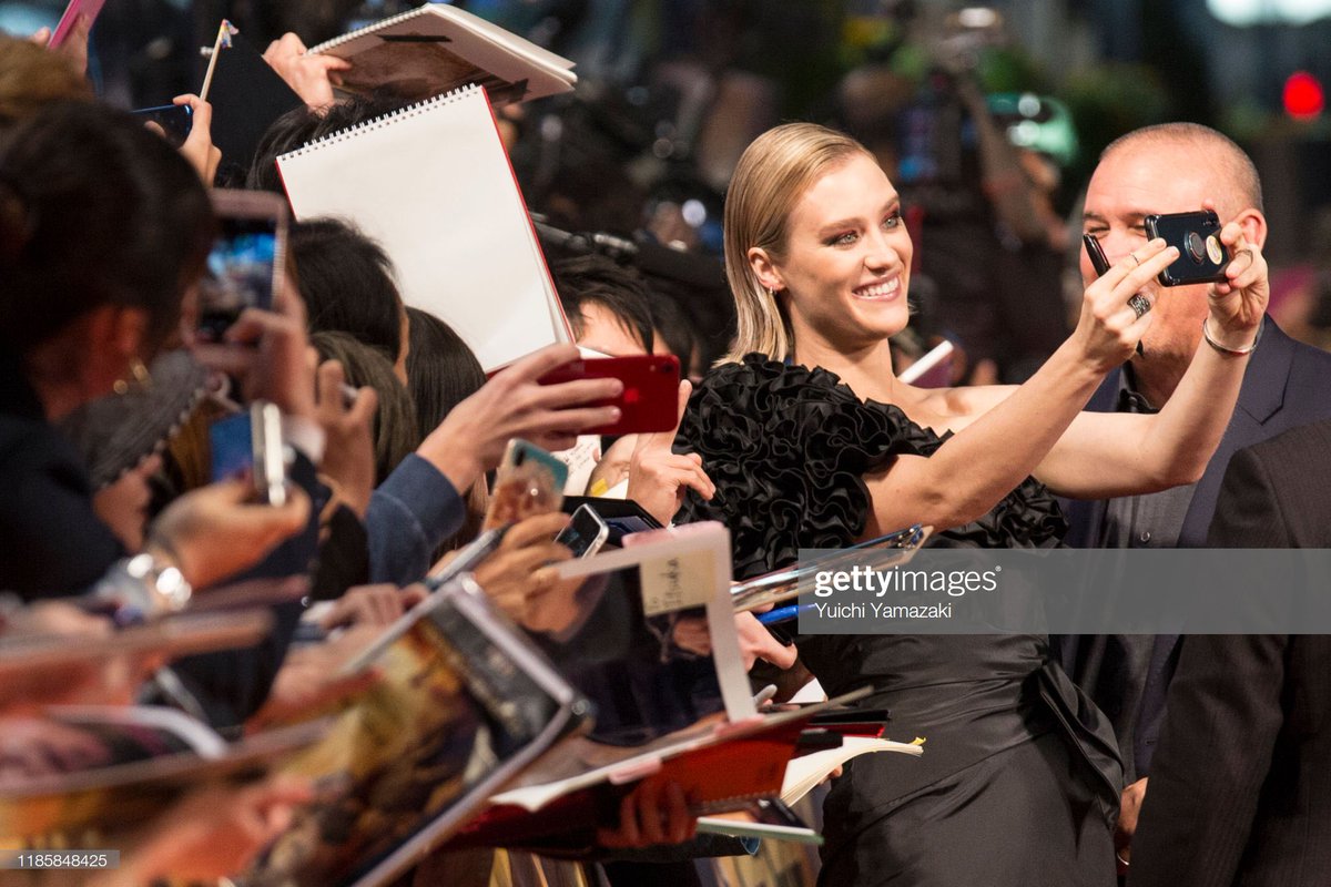 Mackenzie Davis wears Repossi jewerly at the Japan premiere of 'Terminator Dark Fate' on November 6 in Tokyo, Japan #MackenzieDavis <a href="/karla_welch/">Karla Welch</a> #repossi #TerminatorDarkFate
