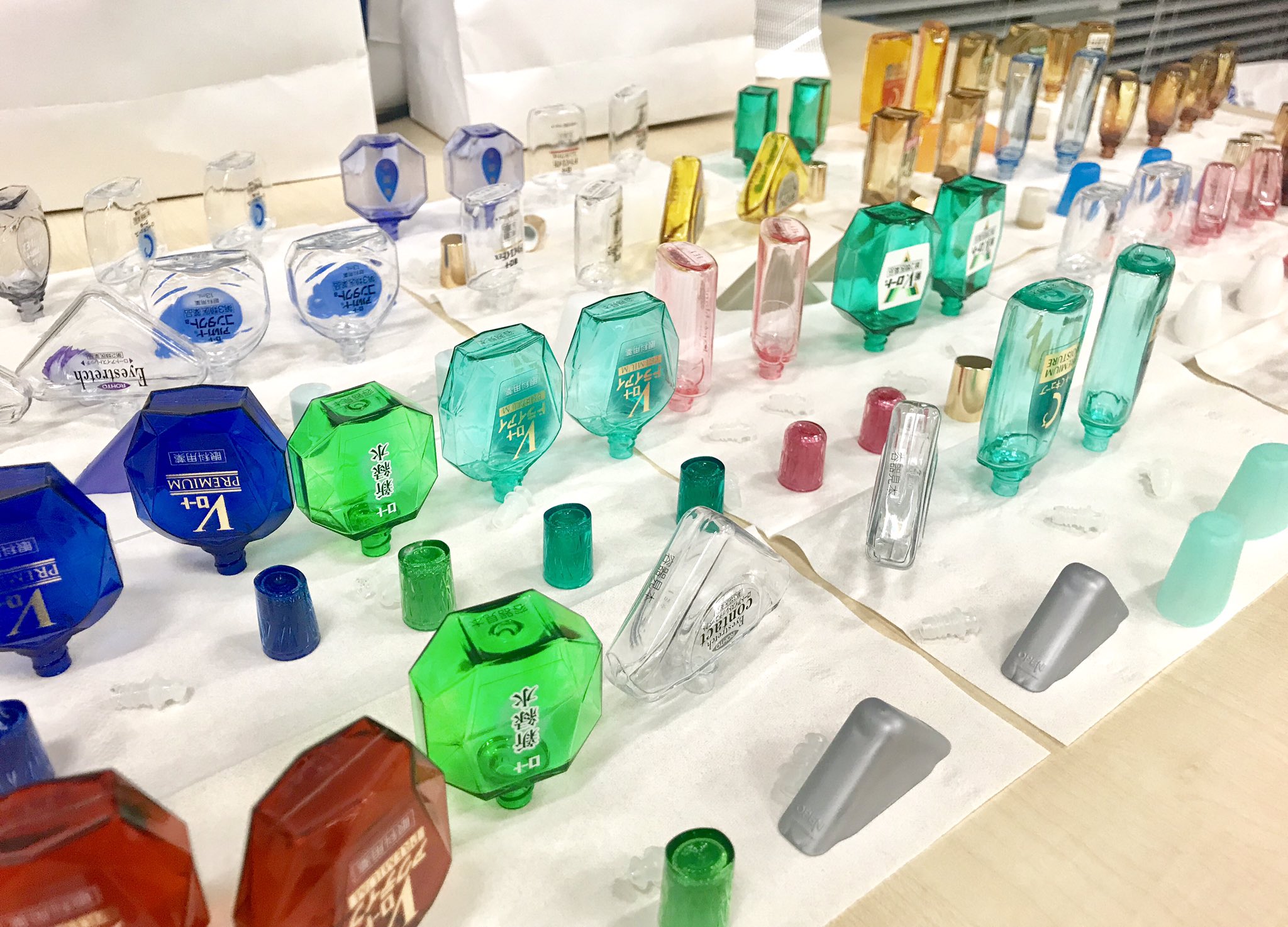 تويتر ロート製薬公式アカウント على تويتر ロート目薬大集合 ここまで揃ってるのはさすがに珍しいかも 実は結構カラフルだし形も様々で可愛いんですよ W 目薬のある風景 弊社あるある 容器見本です T Co V78js70vxb