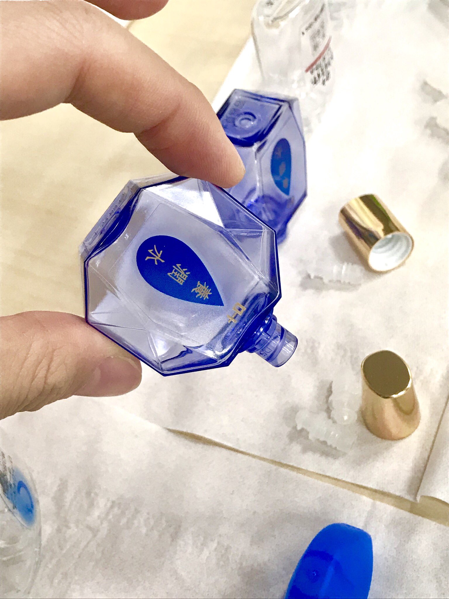 ロート製薬公式アカウント ロート目薬大集合 ここまで揃ってるのはさすがに珍しいかも 実は結構カラフルだし形も様々で 可愛いんですよ W 目薬のある風景 弊社あるある 容器見本です T Co V78js70vxb Twitter