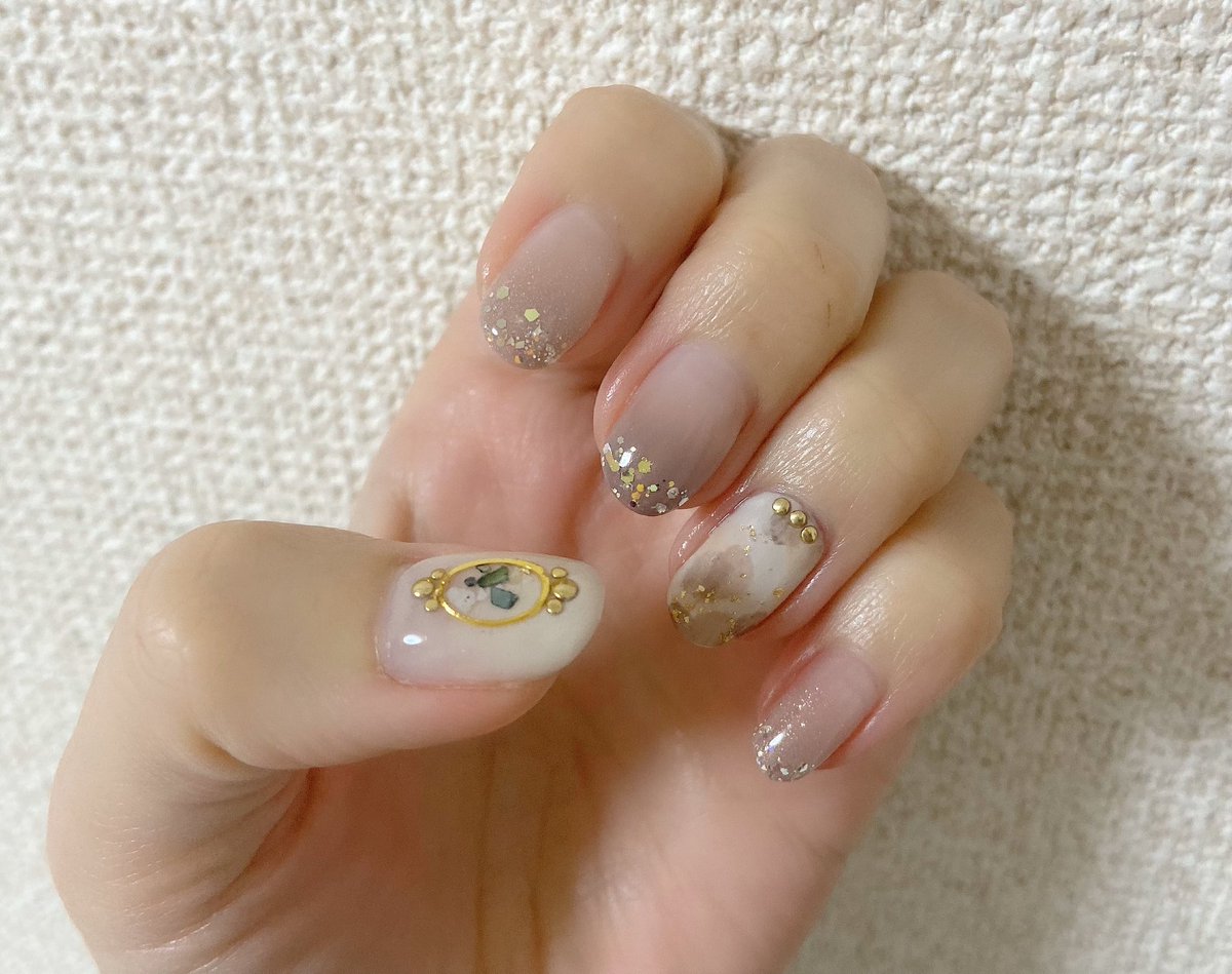 れいランラン Auf Twitter New Nail 赤とめっちゃ悩んだけど 結局好みの淡い色を選んでしまう ネイル 秋ネイル ネイルデザイン れいランラン れいらんらん ポンポン