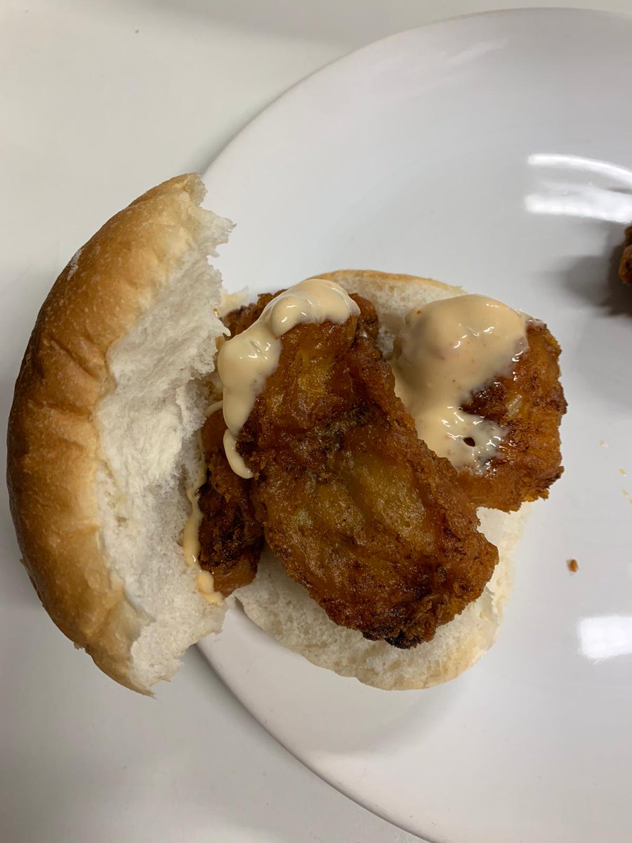 LunchJe's tweet photo. CHEATDAY! Af en toe wilt een mens ook is een vette hap. Daarom vandaag een broodje kibbeling 🤤. Check de info op de site! #linkinbio #lunch #upgradejelunch #vis #foodisgood #goodfood #fish #heerlijk https://t.co/56FdGqttoj
