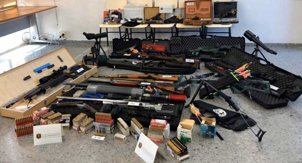 Aquest és l’arsenal que es va trobar a casa del franctirador que volia matar Pedro Sánchez. Recordem que la fiscalia de l’Audiència Nacional va descartar investigar-lo per Terrorisme. Avui tenim 7 ostatges <a href="/Detingudes23S/">Detingudes23S</a>, acusats de Terrorisme.