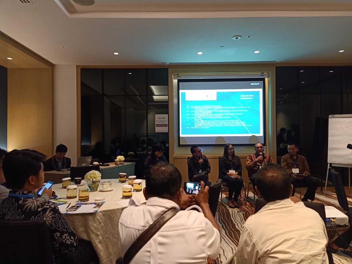 SNVIndonesia's tweet photo. Together with SNV #V4CP &amp; YPPS, Regent of East Flores shared innovation and achievement of #GerobakCinta #GempurStunting in tackling #stunting at #RBFJakarta @Responsible_Biz @BappenasRI. Local champion voices out innovation &amp; recommendation for national action plan development https://t.co/MdWIXbjoBV