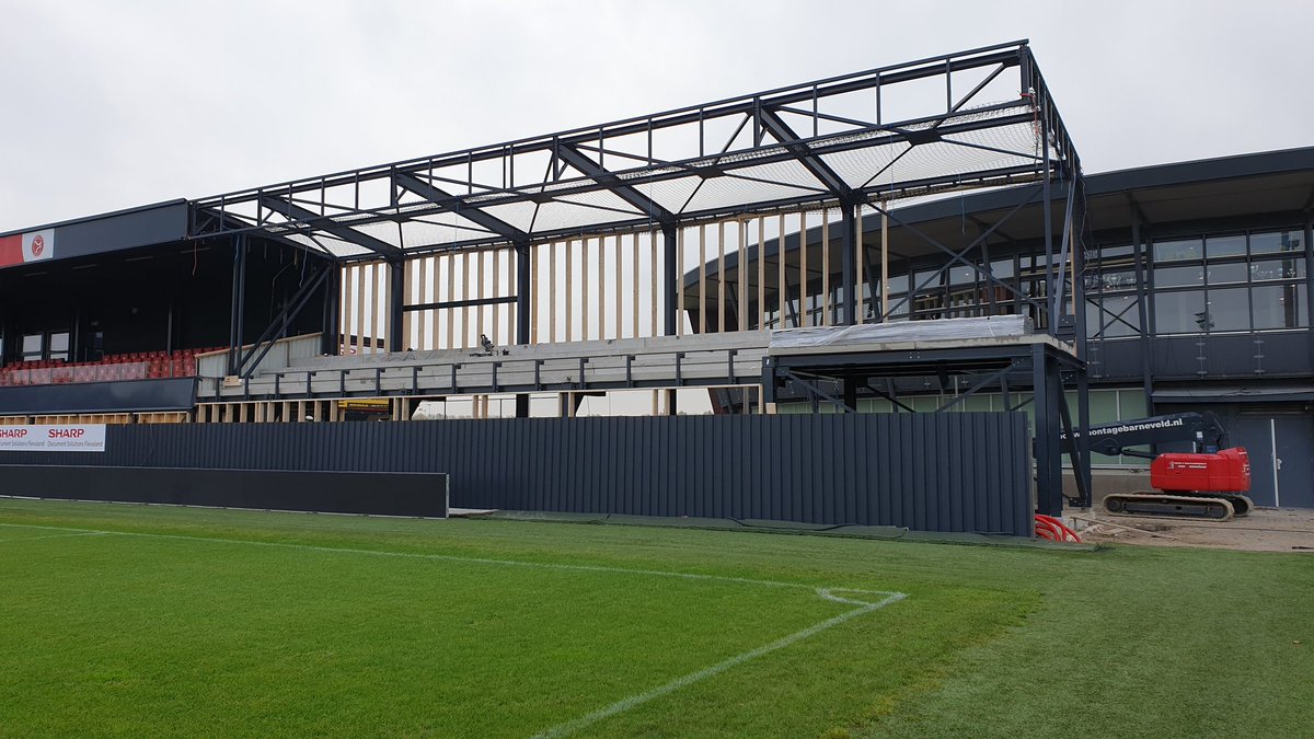 AlmereCityFans's tweet photo. 📸🏗: De businesstribune begint al aardig te vorderen. Ook de horecapunten aan het plein beginnen zichtbaar te worden. #almerecity https://t.co/Brj0PwKP5A