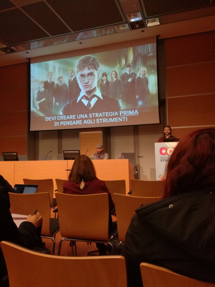 La mattinata al #SMStrategies inizia con <a href="/zambros_it/">Matteo Zambon</a> che ci svela alcuni barbatrucchi sfruttando #HarryPotter 😍
Ma la #burrobirra? 😎
<a href="/TheSMStrategies/">TheSMStrategies</a>