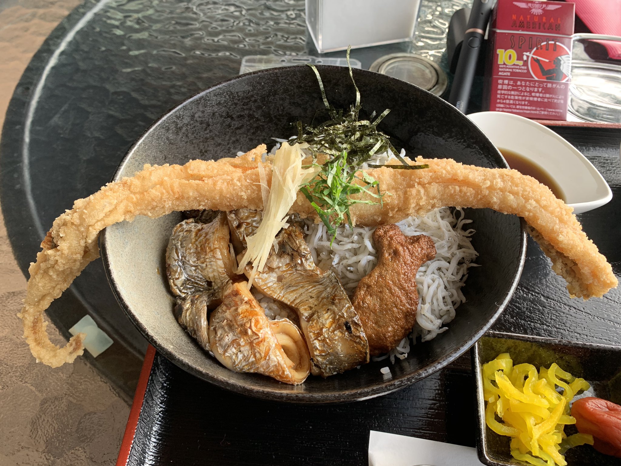 詫びshin 今日の昼メシは 紀州みのしま丼定食 高級しらす 太刀魚浜焼 太刀魚唐揚げをイッキにど ん W 太刀魚一本半使用 W ゆったりしたソファに埋まってリゾート気分を味わいながら飲食に喫煙も楽しめるなんて最高過ぎるやろ