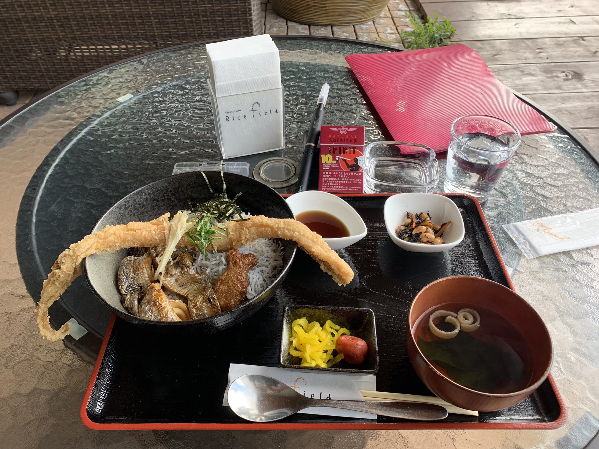 詫びshin 今日の昼メシは 紀州みのしま丼定食 高級しらす 太刀魚浜焼 太刀魚唐揚げをイッキにど ん W 太刀魚一本半使用 W ゆったりしたソファに埋まってリゾート気分を味わいながら飲食に喫煙も楽しめるなんて最高過ぎるやろ