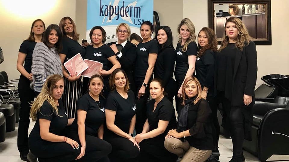 lab_kapyderm's tweet photo. ¡Ponerle ritmo a la semana al estilo #Kapyderm! Nuestra Directora Nacional de Ventas, Martha Berovides, se ha trasladado hasta Estados Unidos para impartir una formación diferente e innovadora ¡#Kapydermia va a ser una revolución dentro de la #Dermotricología! https://t.co/wMpR1XsMEC