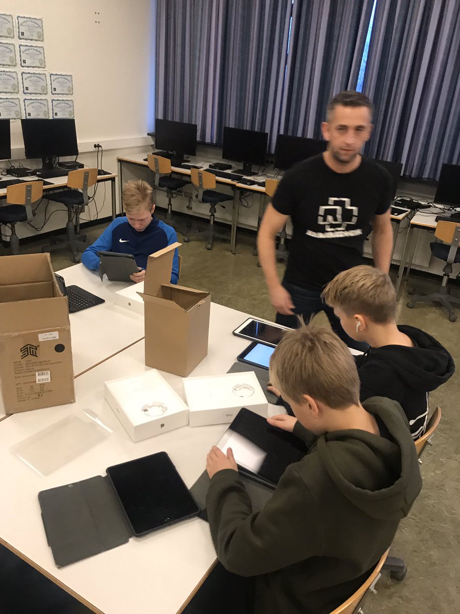 Spjaldtölvuútskipti í 8.-10. bekk í fullum gangii. Þá fjölgar í bekkjarsettum yngstu nemendanna jibbý!!! #kópmennt #menntaspjall Ekki bara #Utís2019 á dagskrá í dag sko. <a href="/logigudmunds/">Logi Guðmundsson</a> meistari leiðbeinir nemendum við uppsetningu.