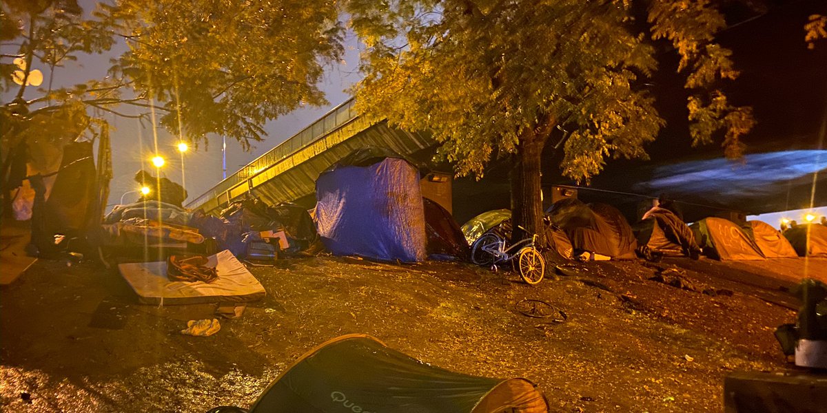 #Thread I Comme nous le demandions avec <a href="/LaurentRussier/">Laurent Russier</a> et les associations depuis plusieurs mois, les services de l’Etat ont enfin procédé ce jeudi à la mise à l’abri de 1.600 réfugiés qui vivaient dans des conditions indignes Porte de La Chapelle et à <a href="/VilleSaintDenis/">Ville de Saint-Denis</a>. #Paris18