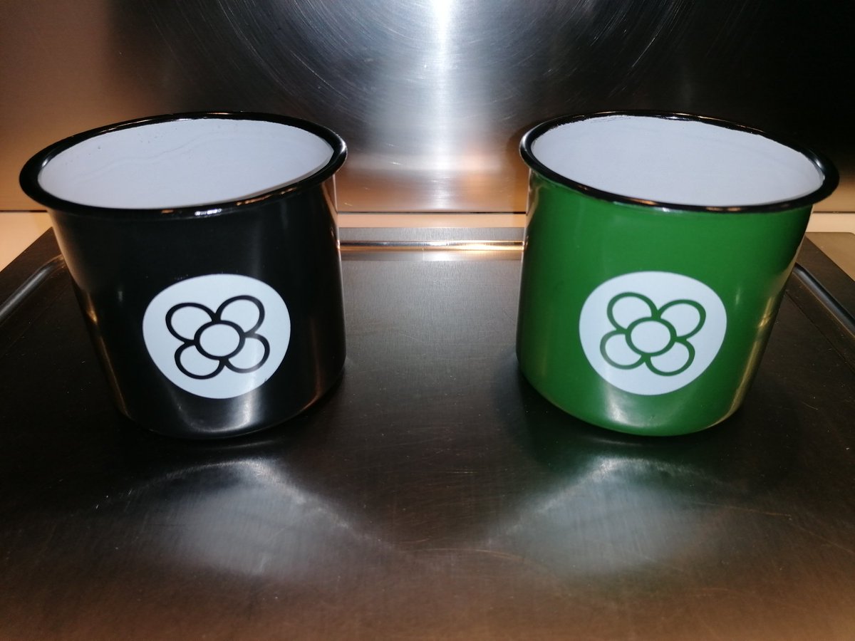 HOWav's tweet image. Mucho mejor cafés (infusiones para algunos) que adoquines en manos de violentos (que no independentistas) o de políticos incendiarios #10N #10NSolucions