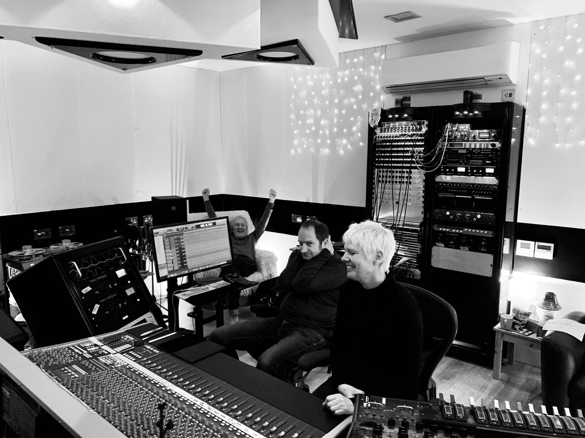 rimshotstudios's tweet photo. Lovely day recording with @andylewisuk, @fayhallamgroup and #ianbutton #recordingstudio https://t.co/zukNmPPrsW