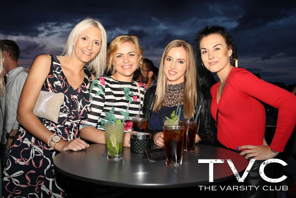 🔆 It's a glorious day to be on the roof on our heated seats. And the perfect time to throwback to summer evenings up here too!
#Oxford