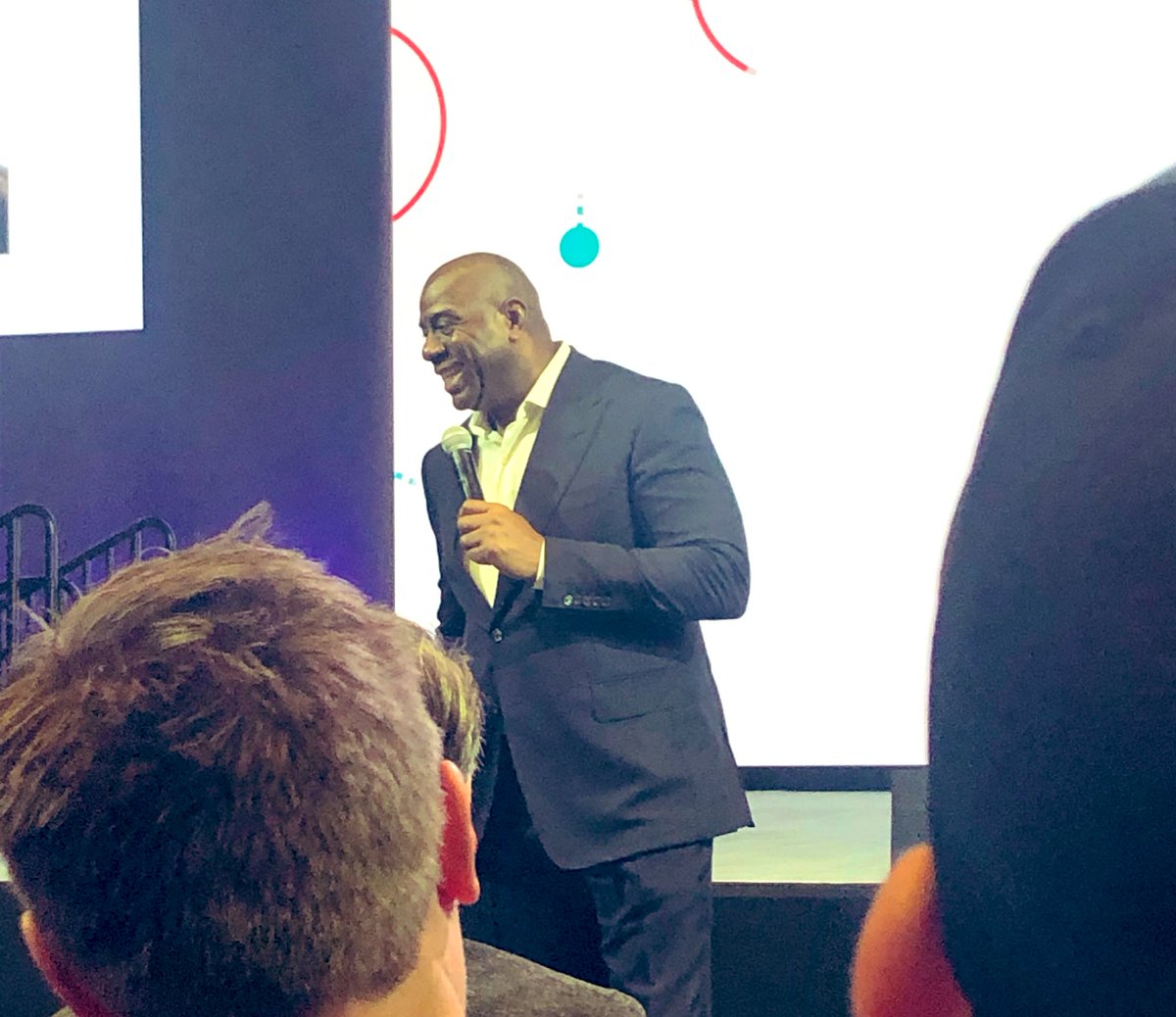Wauw! Talk about over-delivering 🌟 @MagicJohnson was chest bumping and winning hearts at his #magic and charismatic #keynote at #SitecoreSYM ! #winningmindset #knowyourcustomers