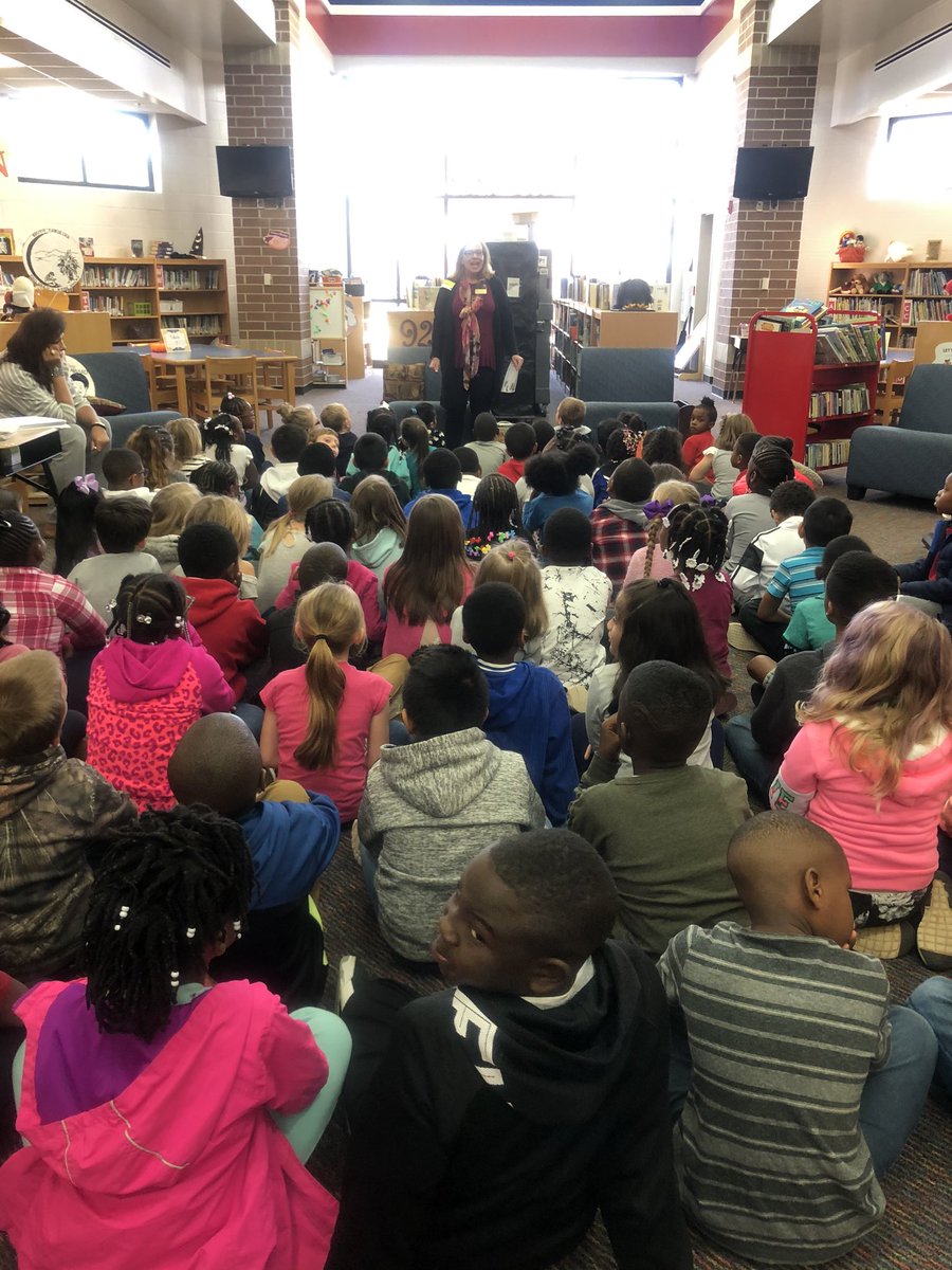 BealebBeth's tweet image. We are participating with Jody Gable, Director of Children Services, from the Public Library. for the program Read for Record. We have a count of 87 to add to the world who is reading this book today. #matbulldogs #GWD50 #readfortherecord