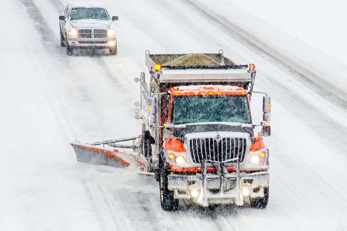 MichiganDOT's tweet image. #Winter driving tips, including information on Mi Drive's snowplow tracker, Winter Level of Service maps, #Michigan's #BasicSpeedLaw, and road treatments before, during and after snow events: facebook.com/MichiganDOT/ph… #KnowB4UGo #TakeItSlow