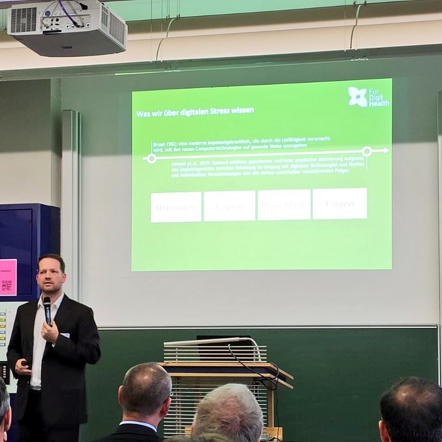 ForDigitHealth's tweet image. &quot;Was wir über digitalen Stress wissen&quot; erläutert Prof. Dr. Henner Gimpel, Sprecher des Verbundes als Einstieg in das Thema #digitalerstress
#fordigithealth #gesunddigitalleben #uniaugsburg #auftaktveranstaltung