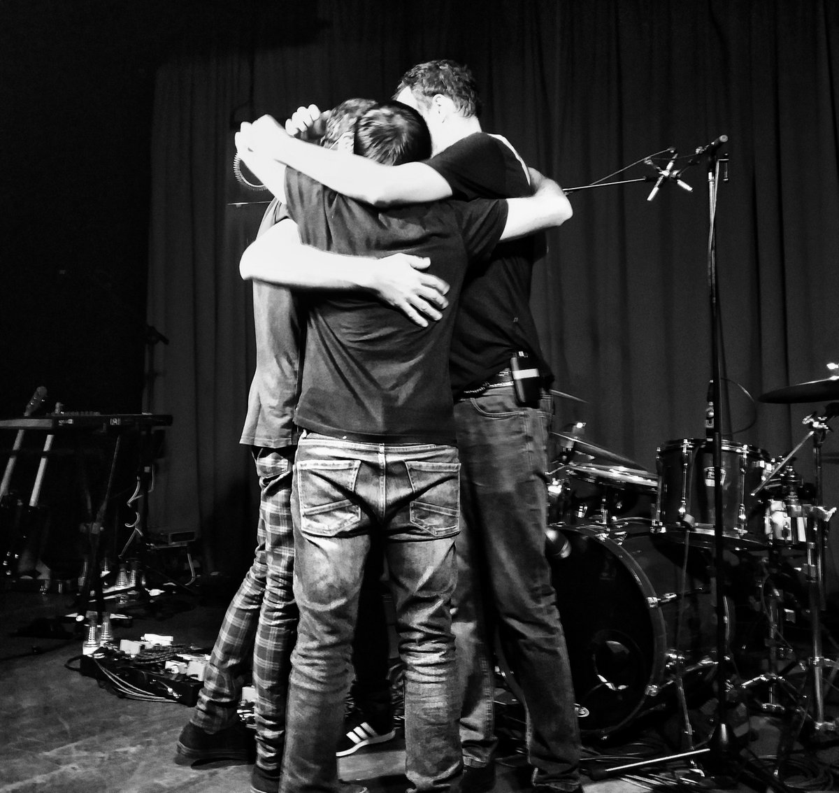 Anoche disfrutamos como niños el 40º cumpleaños de <a href="/SalaElSol/">Sala El Sol</a> con el regreso puntual de <a href="/HavalinaMadrid/">Havalina</a> 

Sonaron viejas conocidas como 'Imperfección', 'El Norte' o 'Incursiones', y novedades como 'Robótica'.