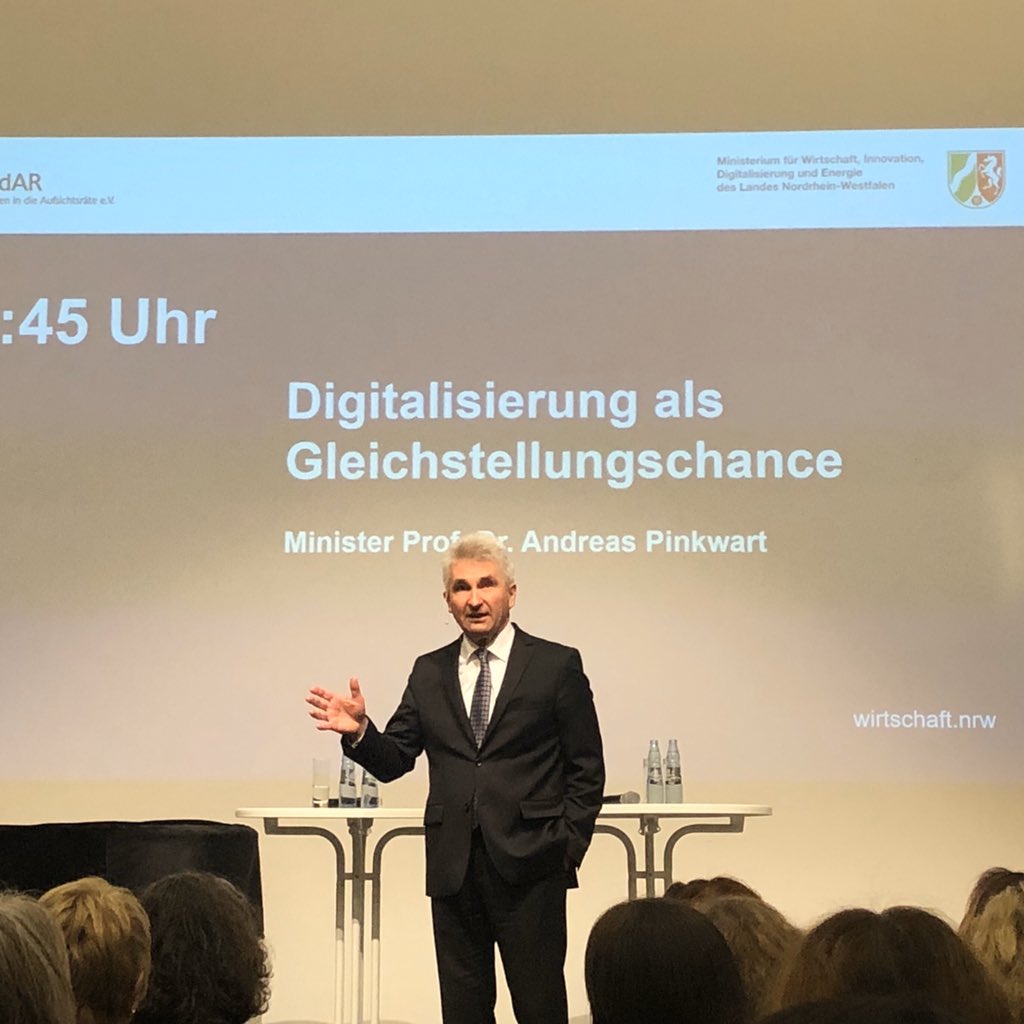 Nilguen_Oezel's tweet image. „Frauen sind oft zu selbstkritisch“ Minister Andreas Pinkwart zum Start der Veranstaltung „Digitalisierung als Gleichstellungschance!? - Mit Frauen in die digitale Zukunft“ @a_pinkwart @FidAReV #Digitalisierung #digitalmachtschule