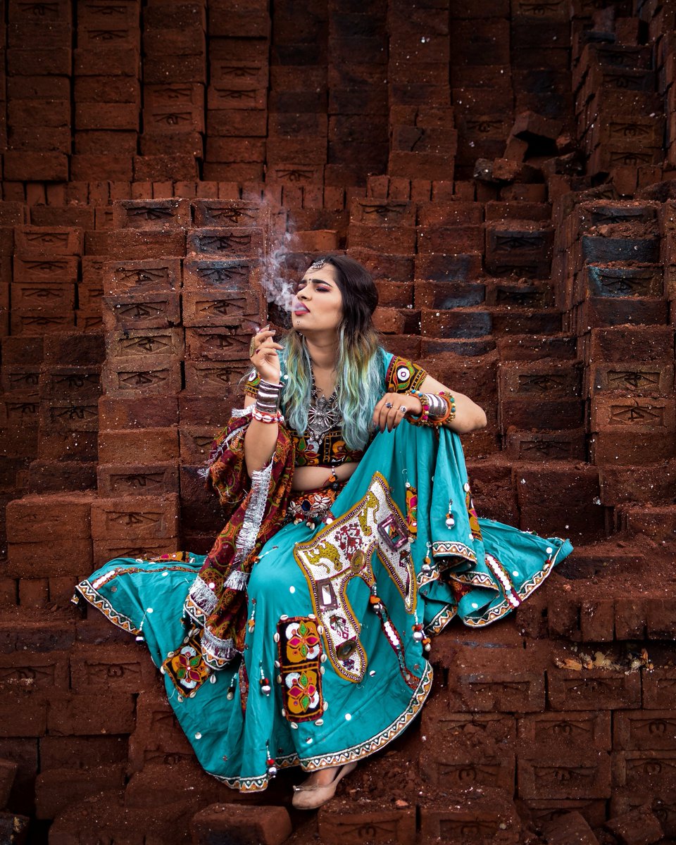 ArenjaParisha's tweet photo. ree chori bavadi hogai ke.
ps:- smoking is injurious to health .

#WhySoBoring #Womens #Smokingkills #swag #Tweet https://t.co/EacoyqE1gX