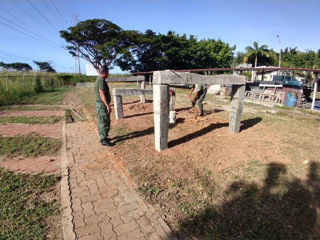 Las tropas y oficiales de la @EJB_6408CING construyen la cancha de Obstáculos Ferroviarios que es mística de la Ingenieria Ferroviaria Militar @EJB_64BRIG #MasProteccionAlPueblo  @Cmdte_Ejercito @EjercitoFANB