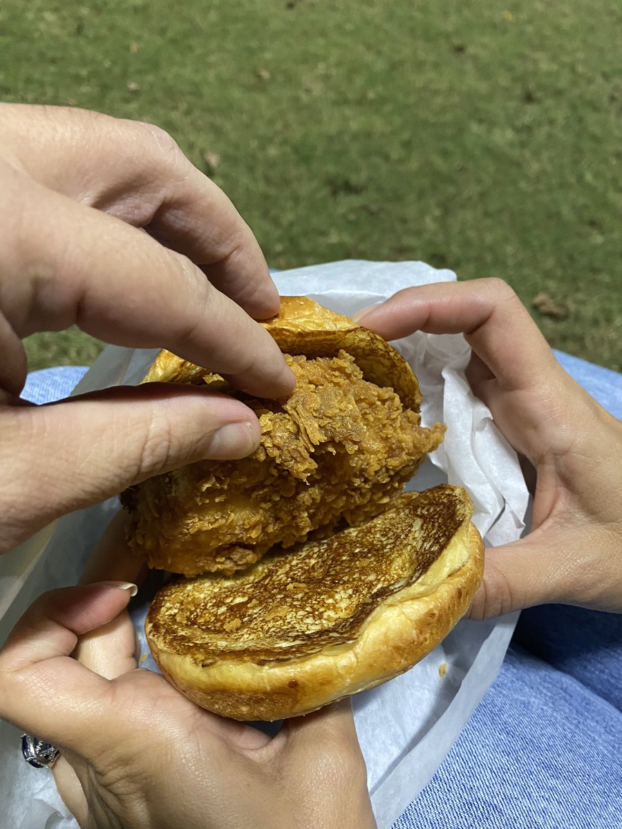 ruddyverse's tweet photo. @PopeyesChicken @PopeyesChicken  Waited for over an hour for chicken sandwiches. First was told everyone they ran out, then they said they were busy cleaning the grill. Finally when we got our order, the sandwich looked like this. No pickle or mayo. Way to go Popeyes. You had one job! https://t.co/CZkUa179oZ