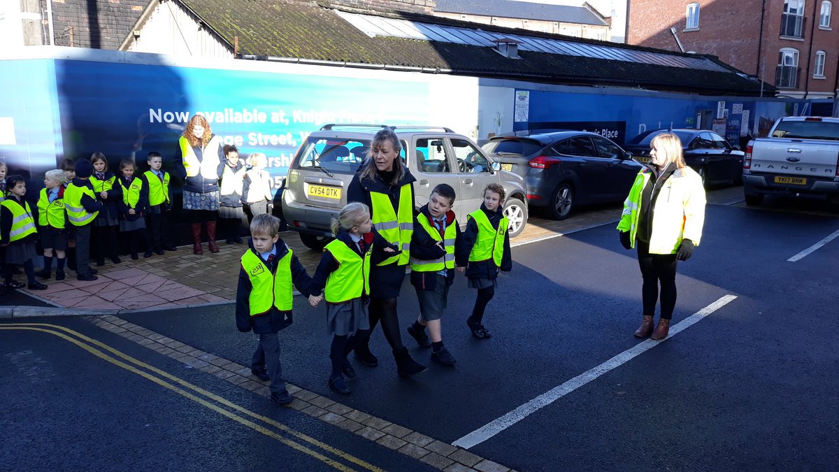 KingsStAlbans's tweet image. Pre-Prep had a visit from Mrs PJ from @worcscc today to learn about #roadsafety. Year 2 went on a walk around the local streets to practise their new road crossing skills and to check the grown ups were crossing properly too! #StopLookandListen 🚗🚦🚶‍♂️🚶‍♀️