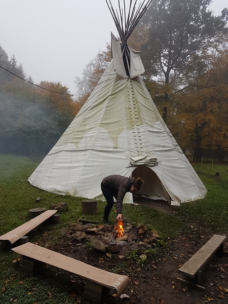 SacreCoeurP's tweet photo. "Mein Praxisjahr bei den 'Waldkindern'"—Bericht von Adriana, die in diesem Schuljahr im #Waldkindergarten praktiziert: https://t.co/AMWETkhrdH #Waldpädagogik #BAfEP #Pressbaum #sacredheartschools @Duckling007 @LandauDaniel @EvaEckmayr https://t.co/VsS3Hp9MG3