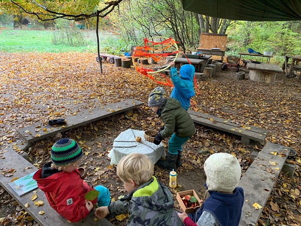 SacreCoeurP's tweet photo. "Mein Praxisjahr bei den 'Waldkindern'"—Bericht von Adriana, die in diesem Schuljahr im #Waldkindergarten praktiziert: https://t.co/AMWETkhrdH #Waldpädagogik #BAfEP #Pressbaum #sacredheartschools @Duckling007 @LandauDaniel @EvaEckmayr https://t.co/VsS3Hp9MG3