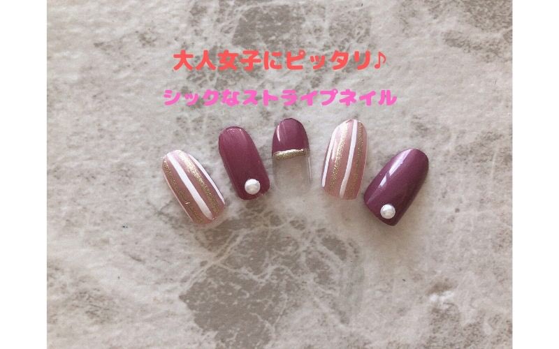 おっさん系主婦のプチプラ生活 フレンドネイルでストライプネイルです やり方 親指 薬指にスモーキーピンクを塗る 人差指 小指にパールフレンチローズを塗る 中指の上半分にピンクを塗る にパールを貼る に白 ゴールドで線を書く