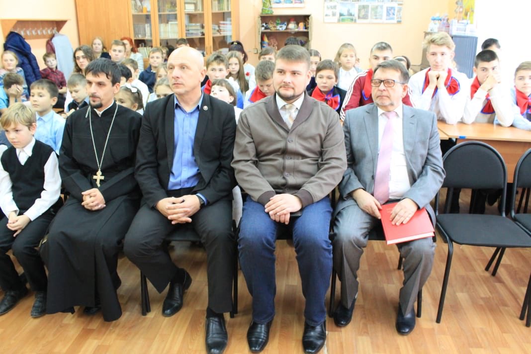 7 ноября в МКОУ «Ильинкая ООШ » прошла акция, посвященная Дню воинской славы: экологический урок, посадка елей с участием заместителя благочинного по новомосковскому округу отца Антония и председателя общества «Экологическая защита» Баранова В.В.