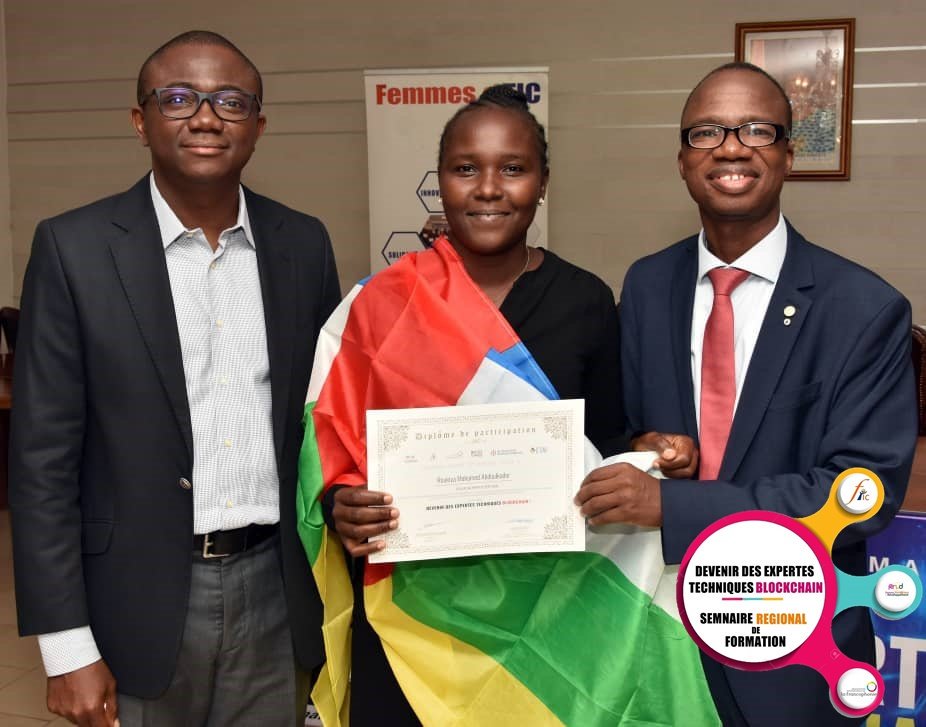 Fenud_Africa's tweet photo. #Jour4
#Remise2Diplôme #SeminaireRegional
La représentante de la #Centrafrique 🇨🇫 Prisca Kerekping
#FENUD #FemmesetTIC #OIF #AUF #ICTINA #Blockchain #Cryptommonnaies https://t.co/hXuFQba1Mm