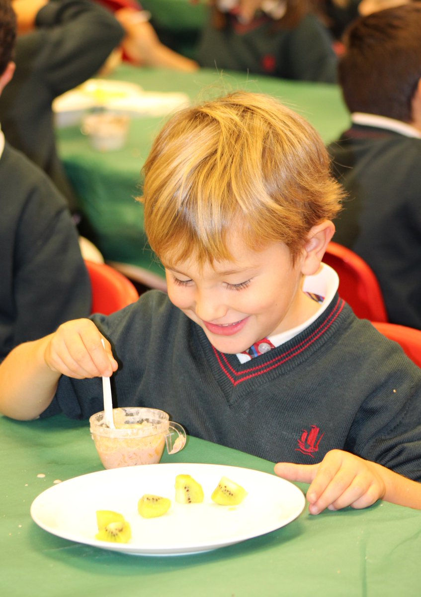 MontespinoEdu's tweet photo. #Infantil se prepara para la VI Edición del #LittleChef de la mano de nuestro Chef David #TallerDeCocinaSaludable @SodexoChefs #HealthyProject #LittleChefMontespiño #Coruña #CoruñaCocina #Cook #MontespiñoMola https://t.co/0pTNtyqWve