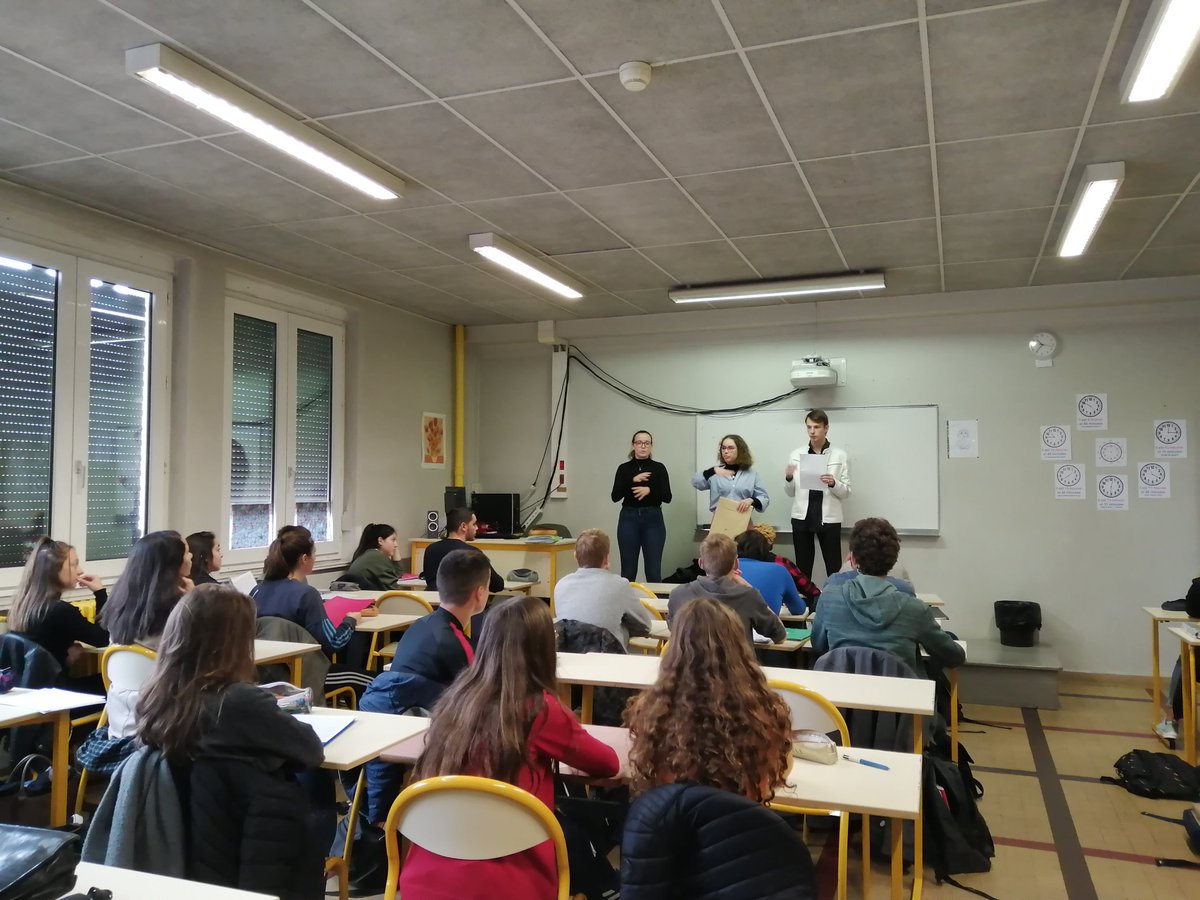 carret_leda's tweet photo. Les ambassadeurs lycéens @academielyon se mobilisent pour la journée nationale de lutte contre le harcèlement #NonAuHarcelement Au lycée Juliette Récamier la sensibilisation se fait à travers un "escape game" dans les classes de 2nde !  @VieLyceenne @Brosier1 https://t.co/O7y4fTyPKw