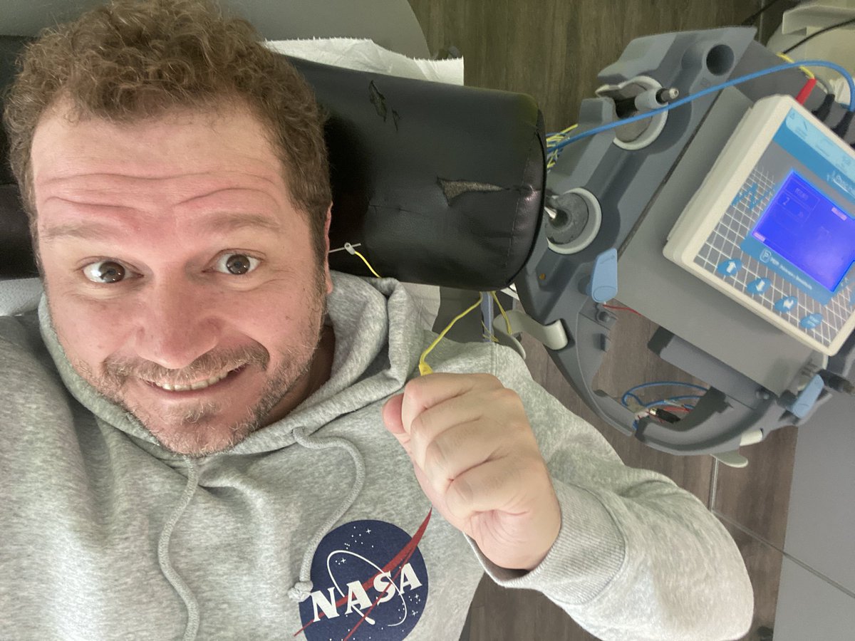 elmonaguillo's tweet image. Hoy he seguido mi tratamiento para preparar el #IronMan2020 ......dándole caña al nervio vago para estar más relajao de cara a la competición junto a mi querido @_danielmartin_