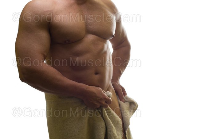 Who's your muscle daddy??? @GordonMuscleCam
 is now on cam horny as hell. Go buzz his fat cock with your