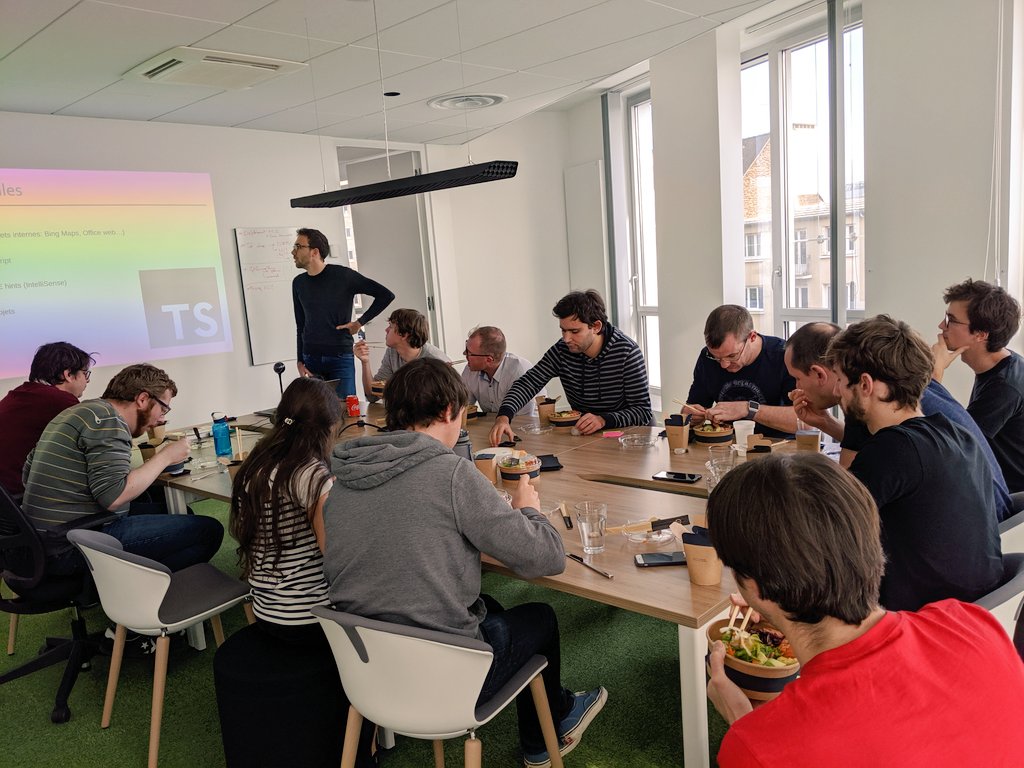 liksi_FR's tweet image. 💬 #MidiTech | Ce midi Robin nous fait une présentation sur #TypeScript. Bon appétit 🍣