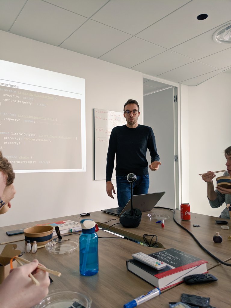 liksi_FR's tweet image. 💬 #MidiTech | Ce midi Robin nous fait une présentation sur #TypeScript. Bon appétit 🍣