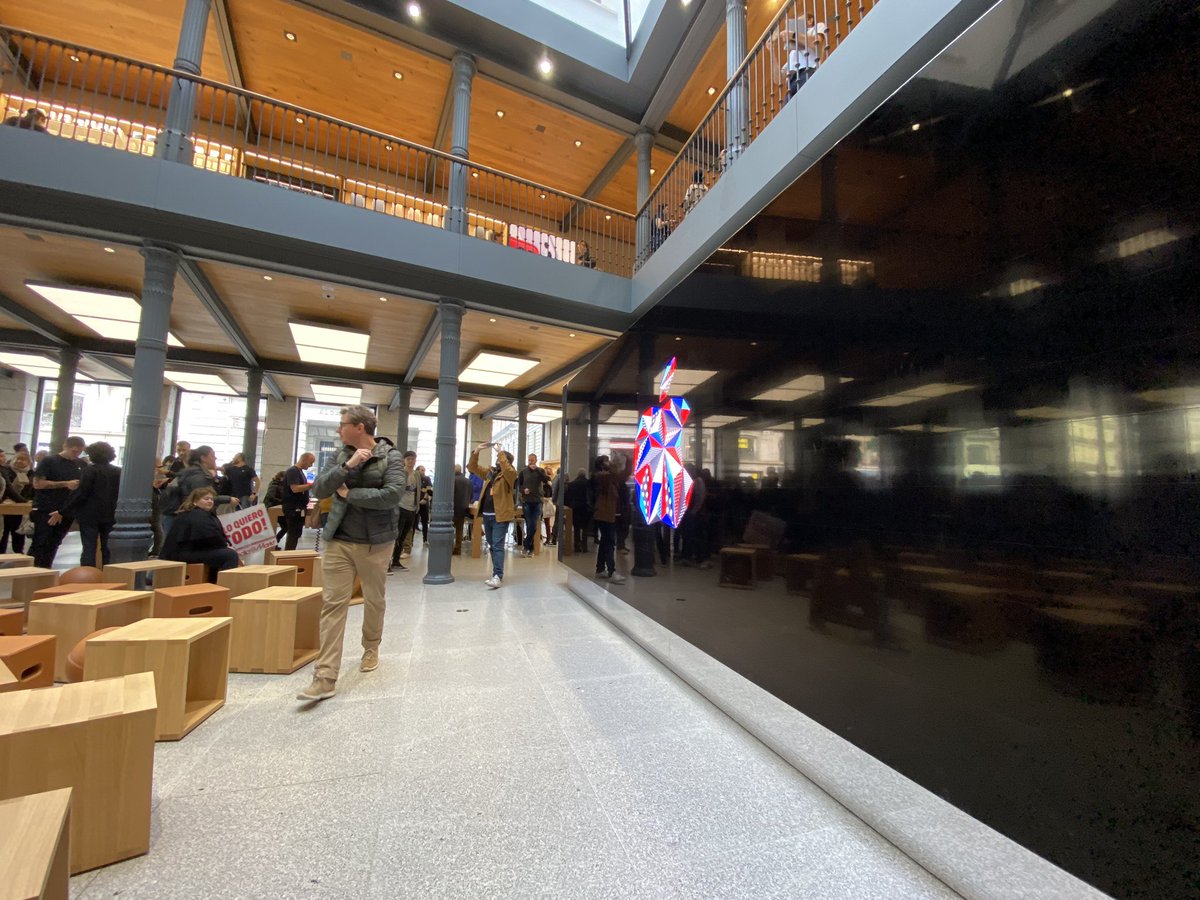 Howpple's tweet photo. Pantallon del #applesol para hacer los cursos #TodayatApple un centro de reunion donde aprender nuevas experiencias https://t.co/CE6VHJmv6O