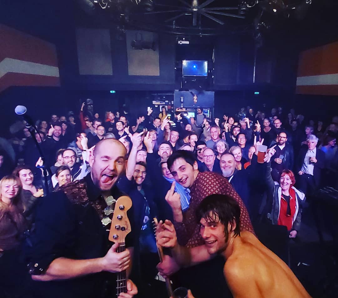 Merci Nantes, c'était ouf ! Rendez-vous ce soir à Rennes à l'Ubu pour une deuxième date avec La Poison !
.
#fuzzyvox #lapoison #nantes #ferrailleur #rennes #ubu #rock #instarock #show #live #tour #fuzzy #vox #tourlife #music #rockmusic