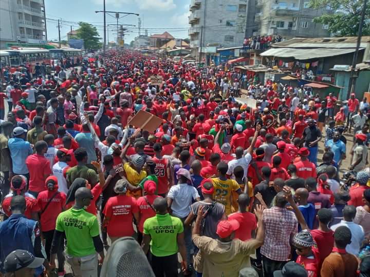 FNDC_Gn's tweet image. Mobilisons-nous !
Ce que les ennemis de la nation appellent fébrilement référendum ne passera pas, quelque soit l'emballage dans lequel ils voudront le déguiser, même dans celui en or.

Ensemble unis et solidaires, nous vaincrons. #Amoulanfe