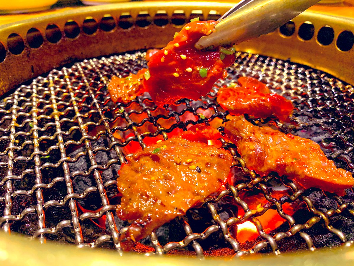 焼肉苑 四ッ谷店 こんばんは 焼肉苑四谷店です お肉を焼きながら写真撮るのって意外に難しいんですね でも何回見てもお腹空いてくる