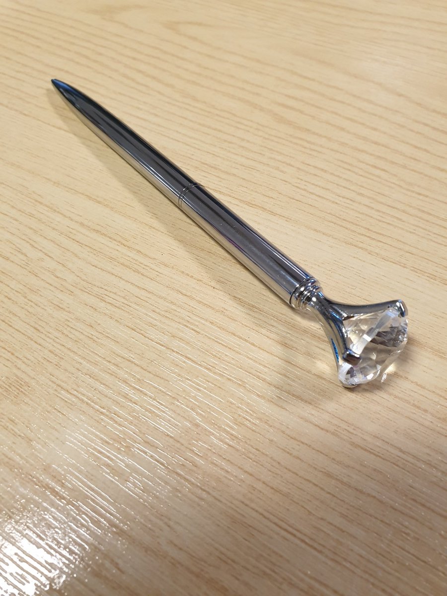 PaulaShawHR's tweet photo. When your colleague gifts you the most stunning pen!!! Thank you @AmandaU_HR #princesspen #LoveIt 💗🙋🏻‍♀️ @AshleyKateUK https://t.co/fa5VAHidCg