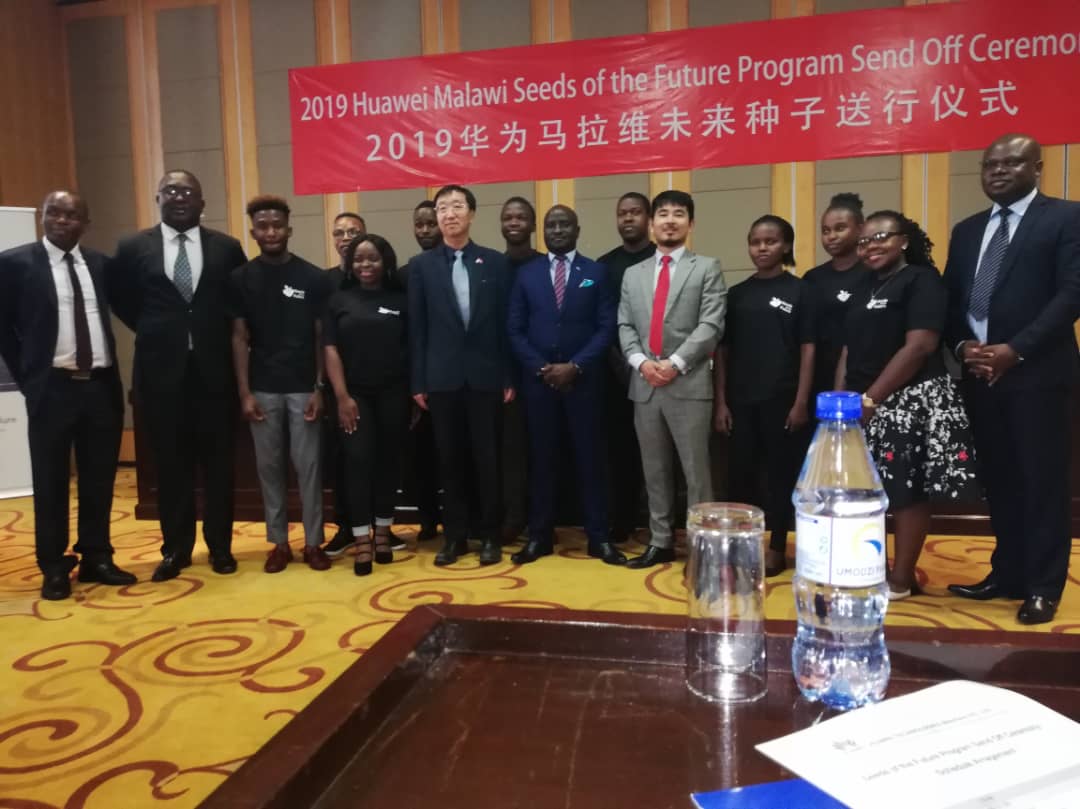 Minister responsible for #ICT, <a href="/MarkBotomani/">Hon.Mark Botomani, MP</a>, sends off students travelling to #Beijing and will later proceed to #Shenzhen, the headquarters of the world’s leading ICT giant, <a href="/Huawei/">Huawei</a> Technologies Ltd under Seed for the Future flagship program that started in 2015
<a href="/MwNewsAgency/">Malawi News Agency</a>