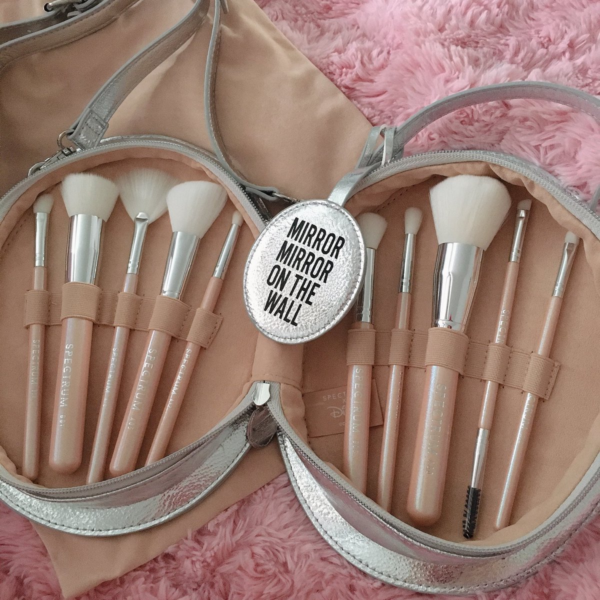 disneybaIIerina's tweet photo. my order from @Spectrumbrushes just arrived!! iβm so happy i managed to grab this gorgeous set on sale ππ€ the most beautiful brushes iβve ever seen, the way they sparkle in the light is simply perfect β¨ #spectrumxdisney #spectrumcollections https://t.co/BMqiVEt09o